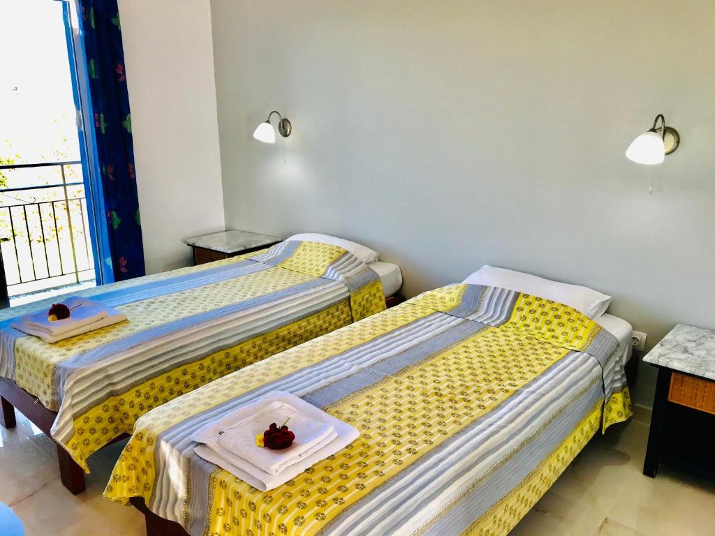 Postel nebo postele na pokoji v ubytování Room in Apartment - 2 Bedroom Apartment, with Swimming Pool, two steps from the beach
