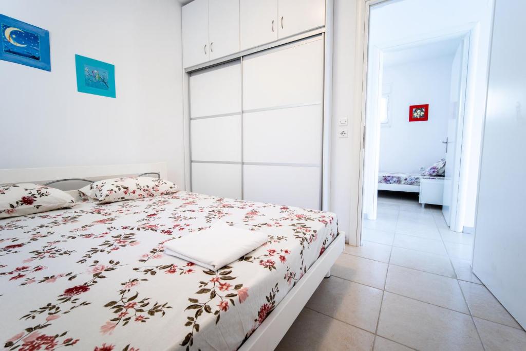 Un pat sau paturi într-o cameră la Dimitra Beach Apartments - Thassos Skala Potamias