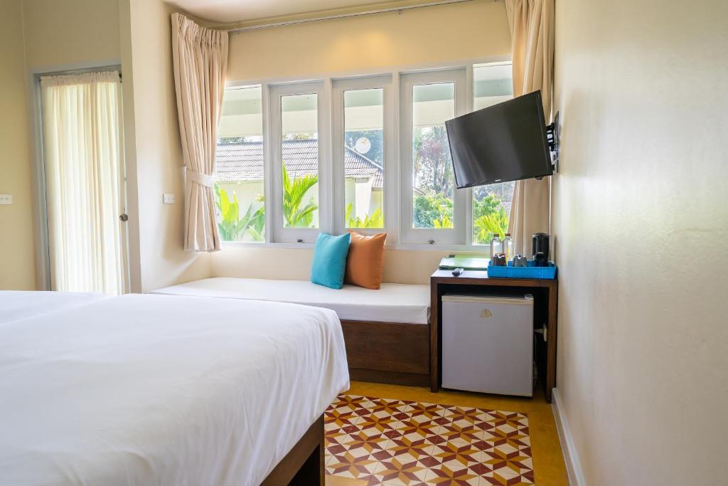 Postel nebo postele na pokoji v ubytování Sai Kaew Beach Resort
