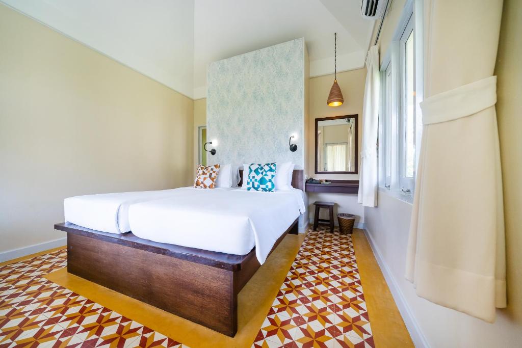 Postel nebo postele na pokoji v ubytování Sai Kaew Beach Resort