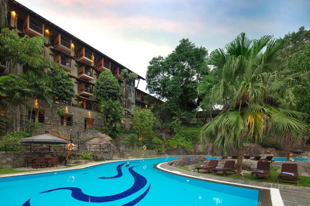 Bazén v ubytování Earl's Regency Hotel nebo v jeho okolí
