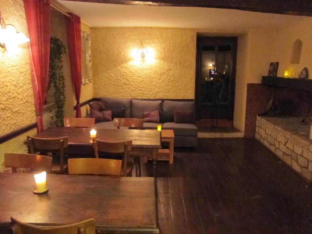 Posezení v ubytování Auberge des Deux Rivières