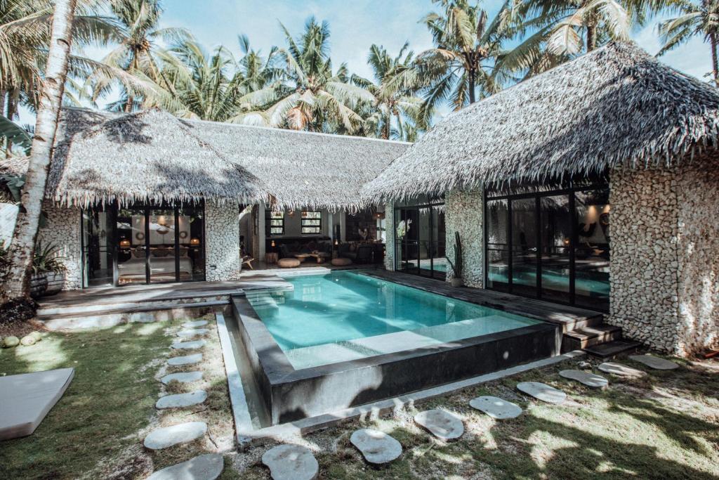 una imagen de una villa con piscina en Villa Tulua Siargao, en General Luna