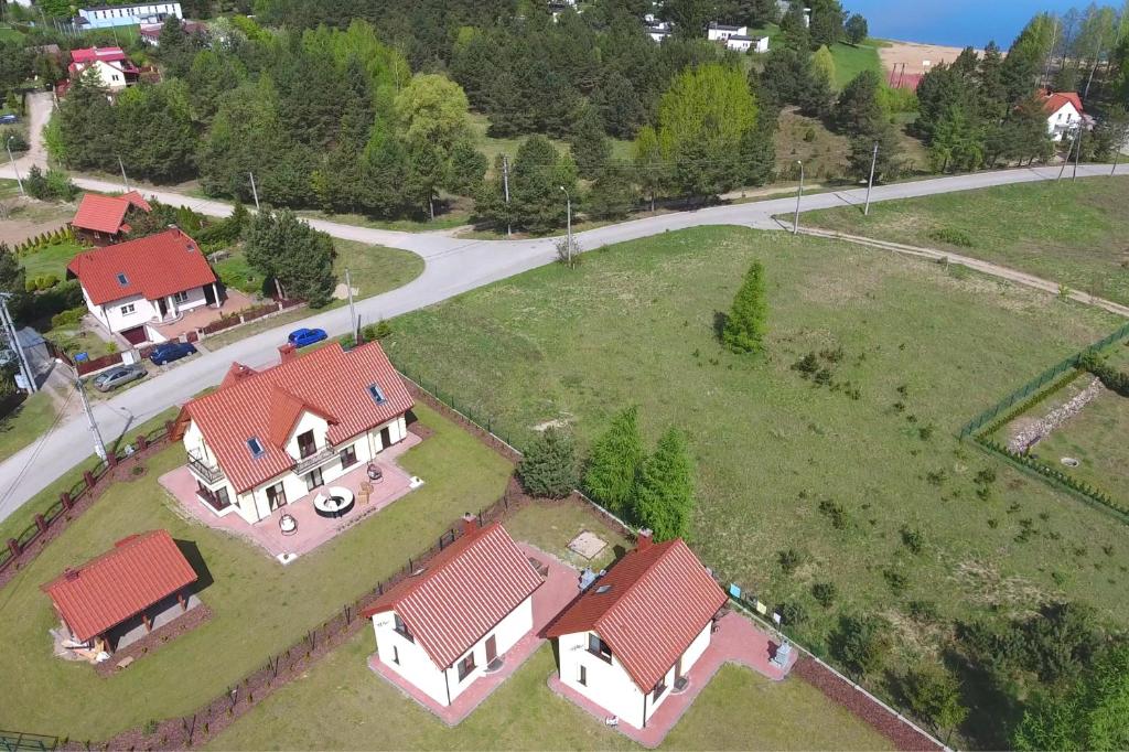 una vista aérea de una casa con patio en Komfortowe domki nad jeziorem - Zielony domek 1, en Kruklanki