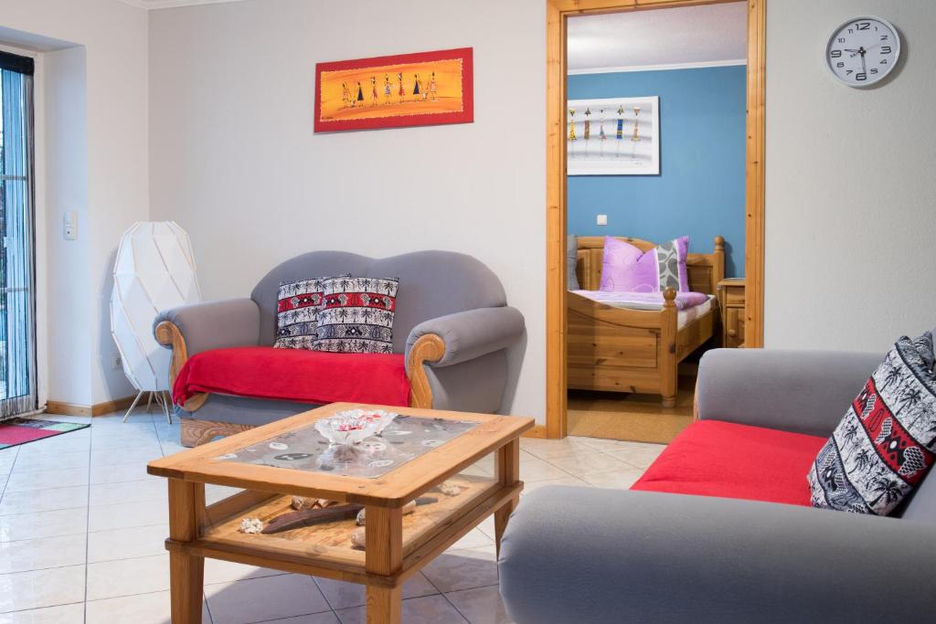 ein Wohnzimmer mit 2 Sofas und einem Couchtisch in der Unterkunft Ferienwohnung in Bad Staffelstein OT Grundfeld in Bad Staffelstein