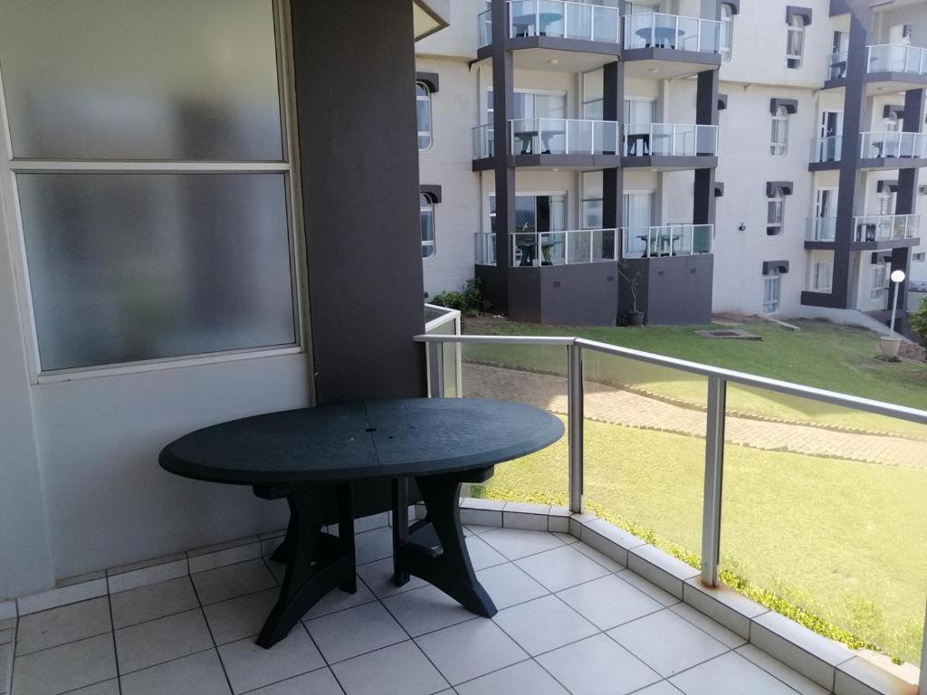 uma mesa numa varanda com vista para um edifício em Seagull 305 em Margate