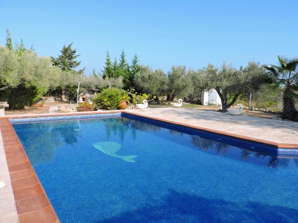 a swimming pool with blue water in a yard at Doree 365 in L'Ametlla de Mar