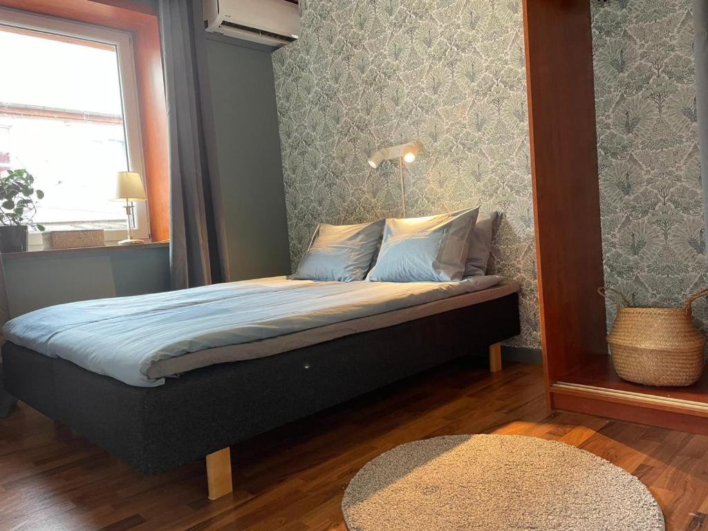 En eller flere senge i et værelse på Rymlig lägnhet med 2 sovrum