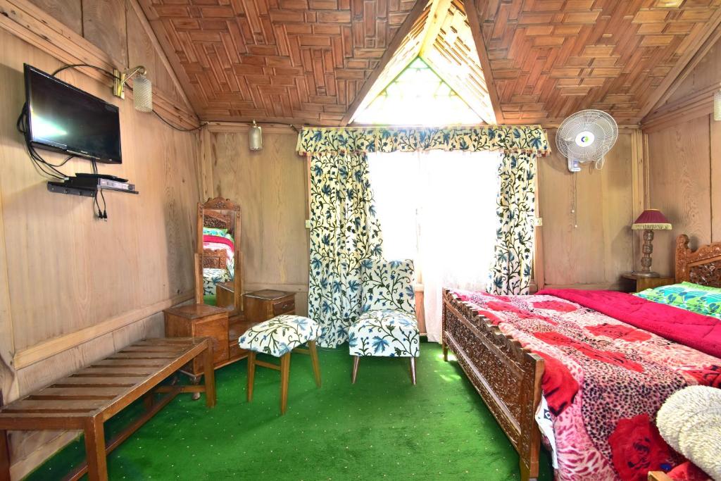 Postel nebo postele na pokoji v ubytování Houseboat Zaindari Palace