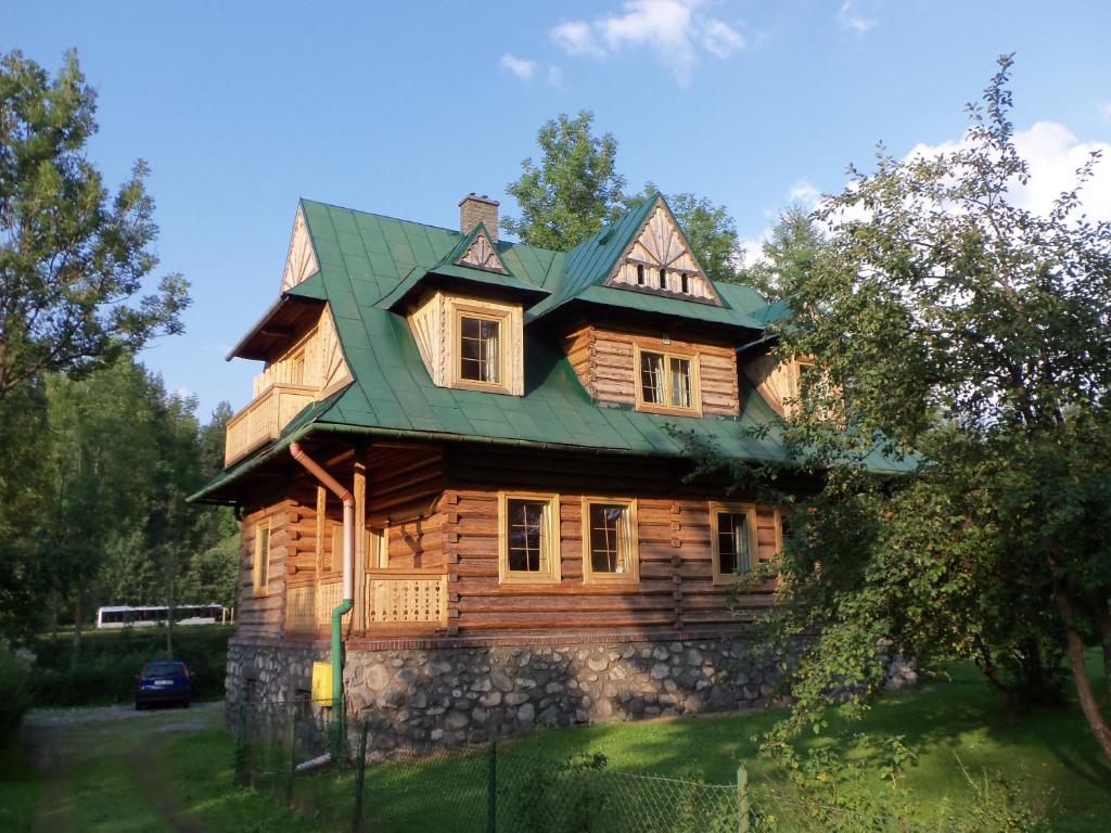 ザコパネにあるWilla Ślimakówkaの緑屋根の木造家屋