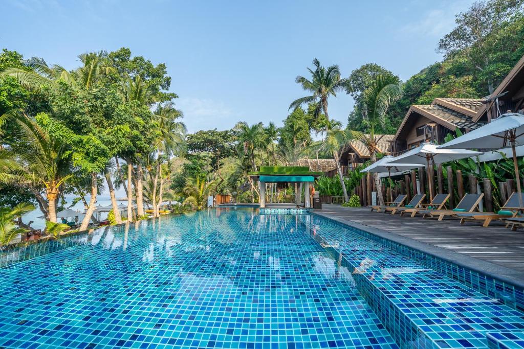 Bazén v ubytování Ao Prao Resort nebo v jeho okolí