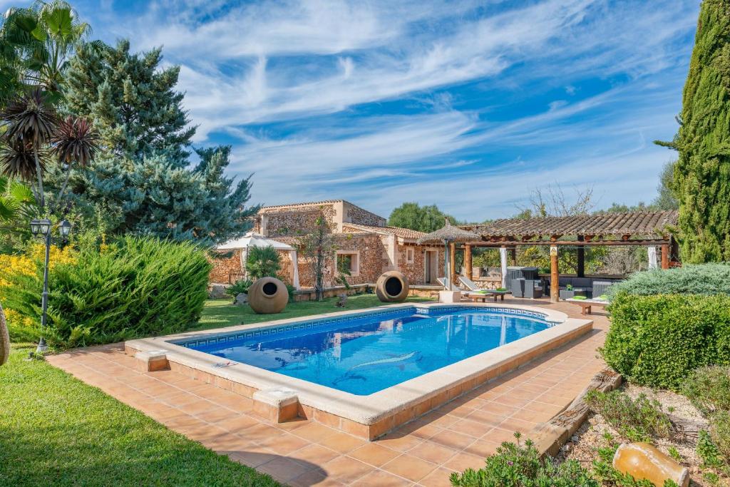 una piscina en el patio de una casa en Cas Mostatxet (Sencelles), en Sencelles