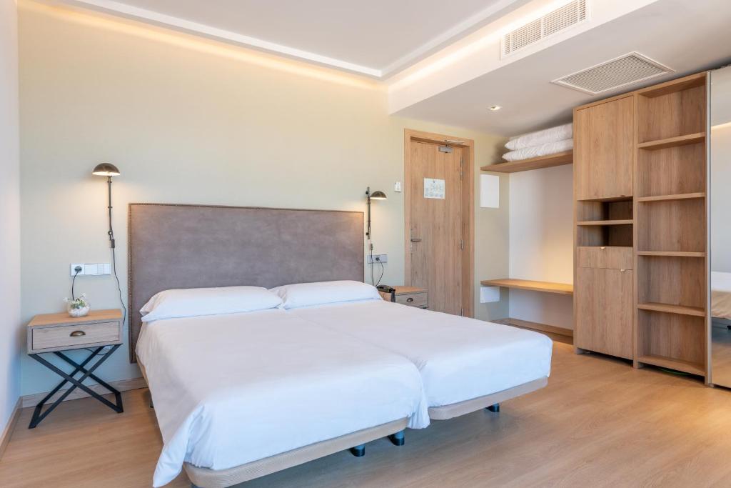 Postel nebo postele na pokoji v ubytování Kyrat Amarac Suites