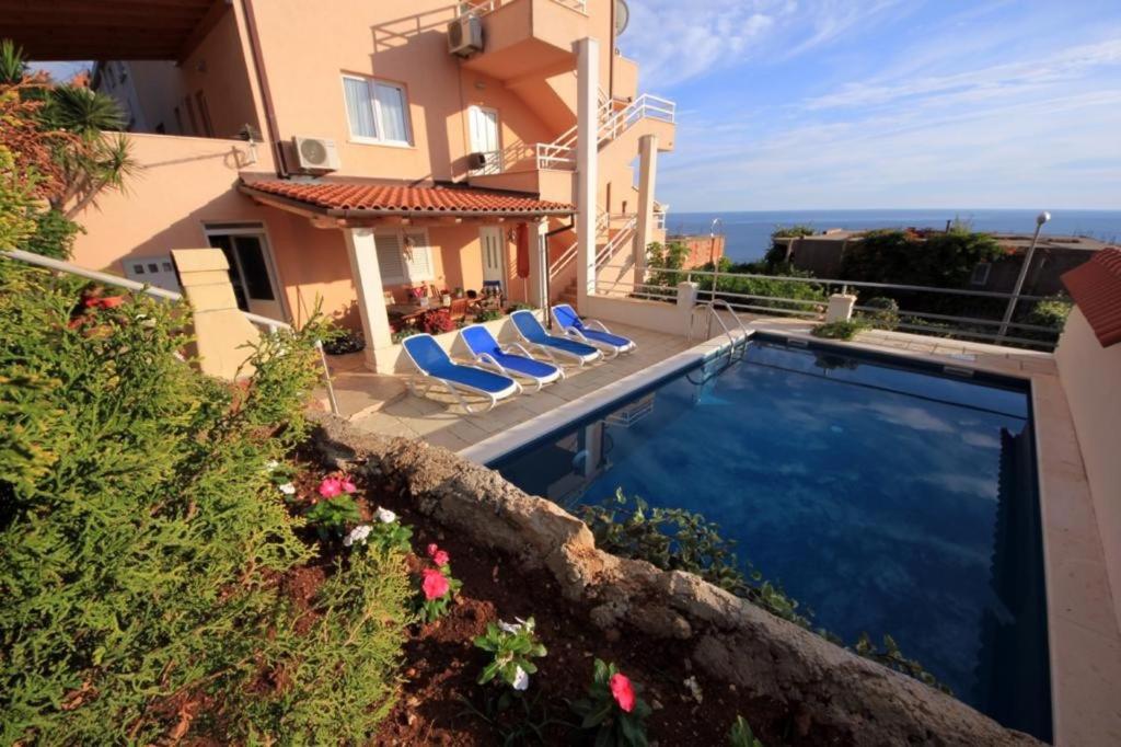 Casa con piscina y 2 tumbonas en Apartment Ana, en Cavtat