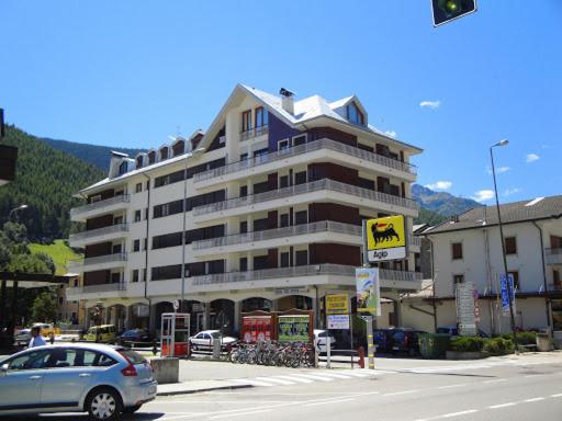 un grand bâtiment avec une voiture garée devant lui dans l'établissement Casa Palabione, à Aprica