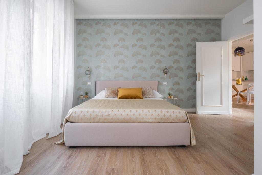 a bedroom with a large bed in a room at Ca del Mar Venice Luxury Apartments in Venice
