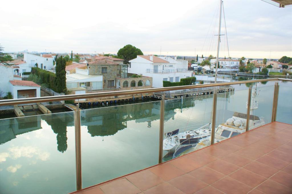 een zwembad met uitzicht op de stad bij Apartamento en Roses con vistas al canal y piscina in Roses