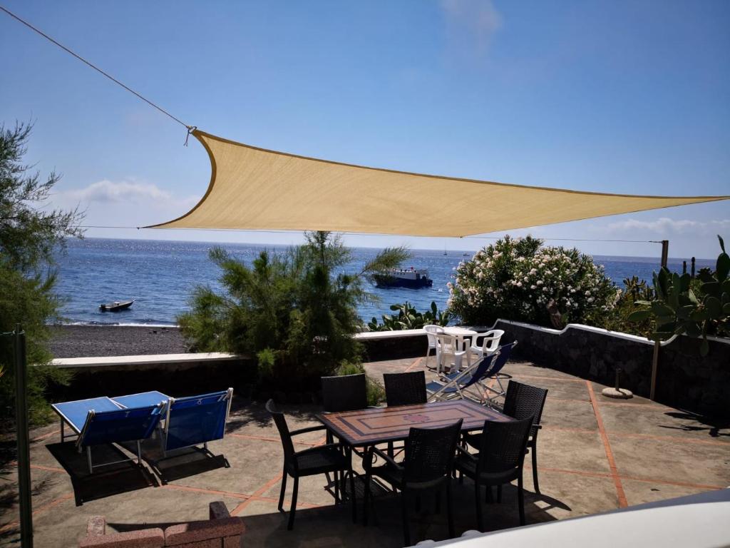 Foto dalla galleria di Villa Mareblu Luxury Holiday Apartment direttamente sul mare a Stromboli