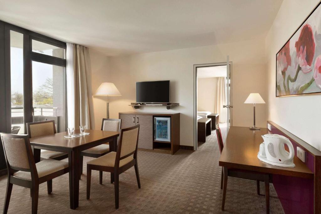 TV a/nebo společenská místnost v ubytování Ramada Nürnberg Parkhotel