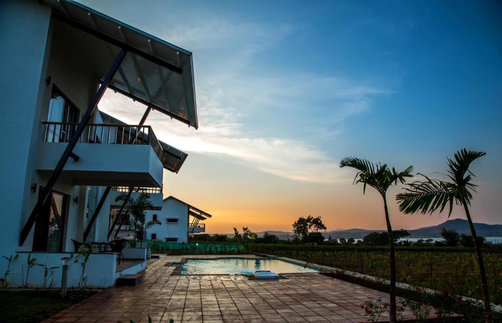 Bazén v ubytování Soma Vineyard Resort -Nashik nebo v jeho okolí