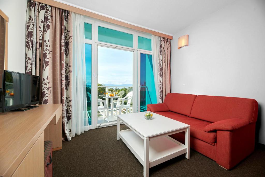 TV a/nebo společenská místnost v ubytování Magal Maradiso Hotel by Aminess