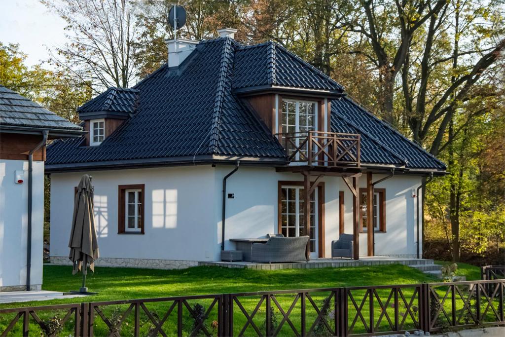 uma casa branca com um telhado preto em Zamkowe Wzgórze Dom nr 9 Kazimierz Dolny, Góry em Kazimierz Dolny