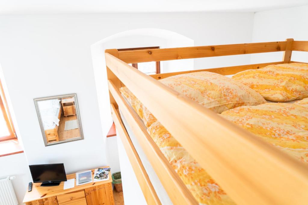 Postel nebo postele na pokoji v ubytování Penzion U sv. Jana - Kraselovský Dvůr