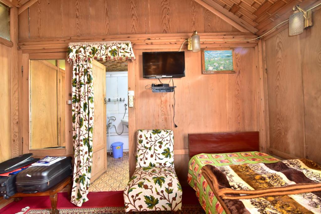 TV a/nebo společenská místnost v ubytování Houseboat Zaindari Palace