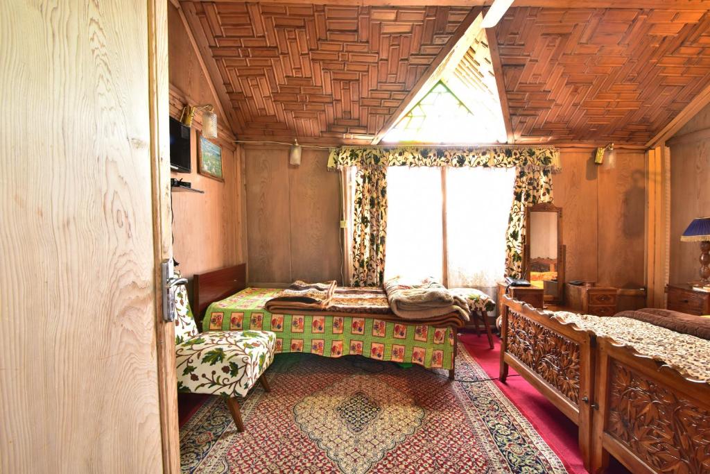 Postel nebo postele na pokoji v ubytování Houseboat Zaindari Palace
