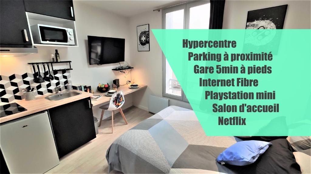 Habitación con cama y escritorio. en Home&Work 101 - HYPERCENTRE - Parking à proximité, en Niort