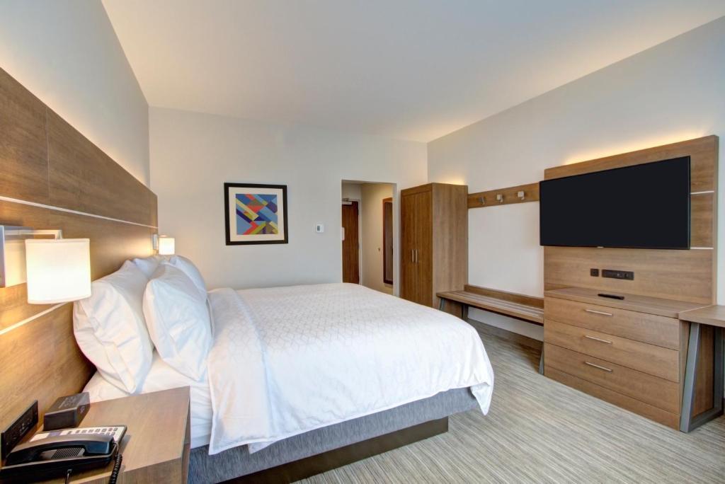 Holiday Inn Express & Suites Charlotte Southwest by IHG photo