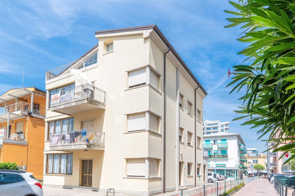 un edificio bianco con balconi su una strada di Zenith a Lido di Jesolo