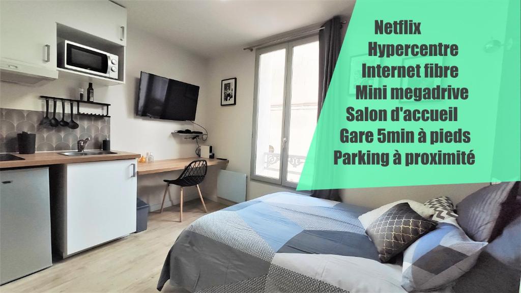 Cet appartement comprend une chambre avec une cuisine et un lit dans une pièce. dans l'établissement Home&Work 201 - HYPERCENTRE - fibre et parking a proximité, à Niort