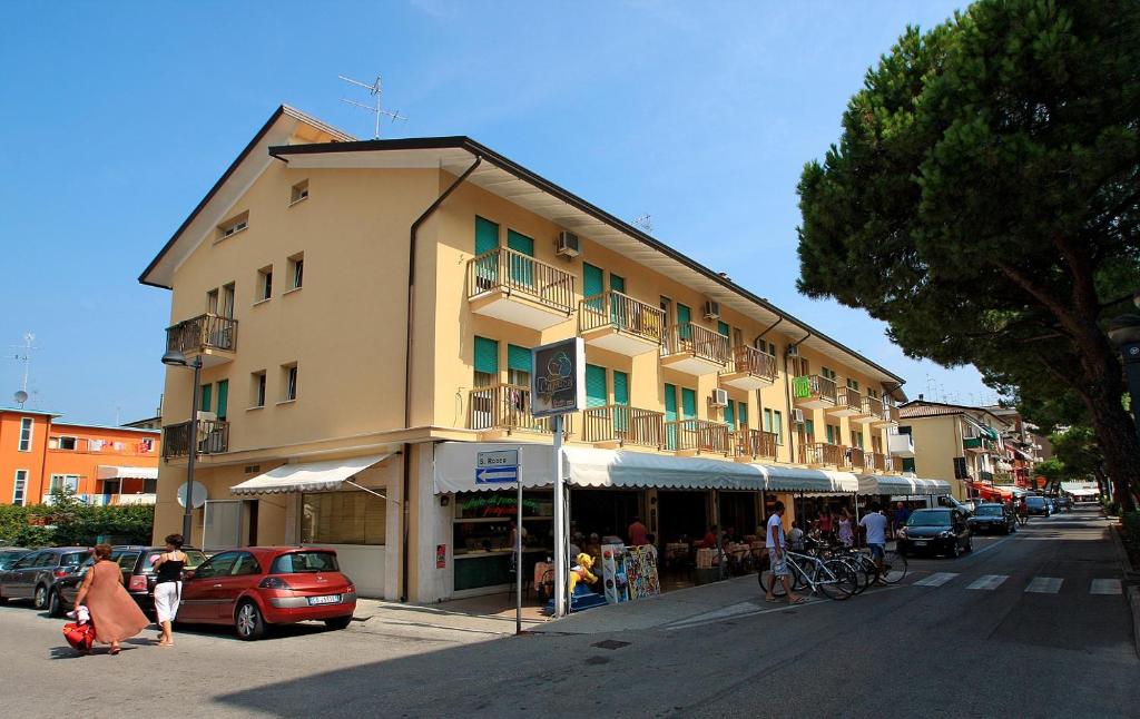 un edificio sul lato di una strada con un negozio di Stella d'Oro a Caorle