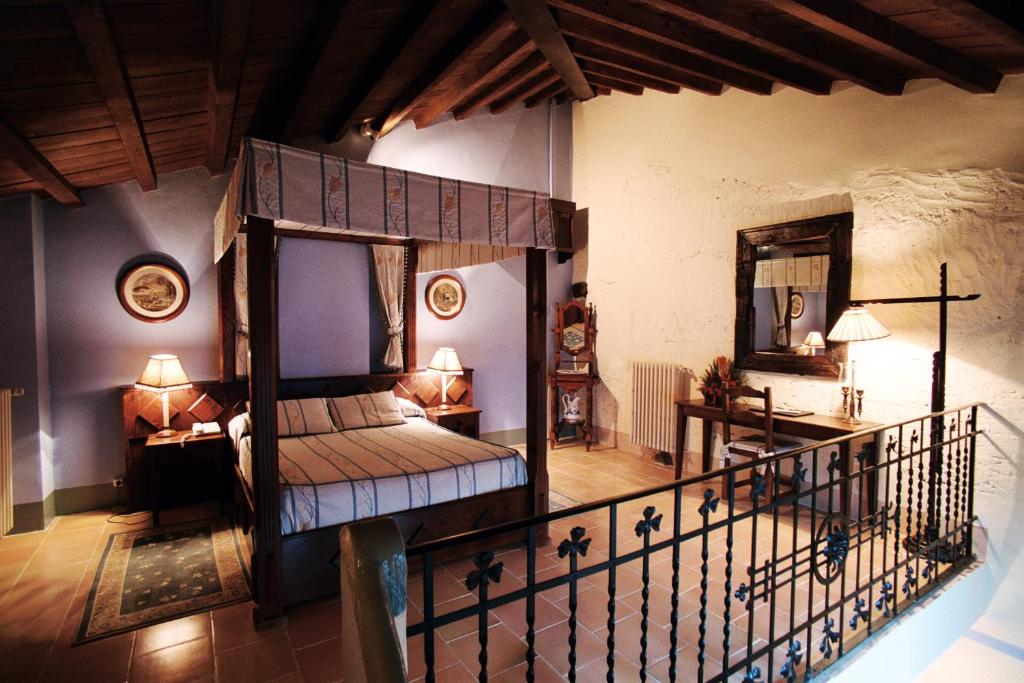 een slaapkamer met een hemelbed in een kamer bij Hospederia Meson de la Dolores in Calatayud