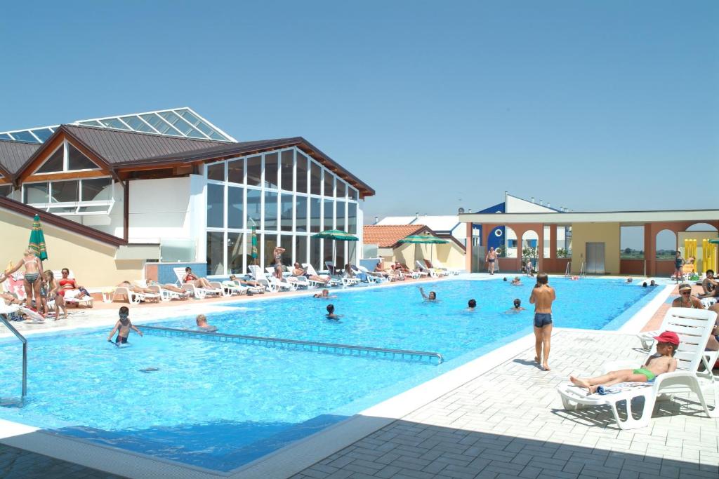 eine Gruppe von Personen in einem Schwimmbad in der Unterkunft Quercia Lido Altanea in Caorle