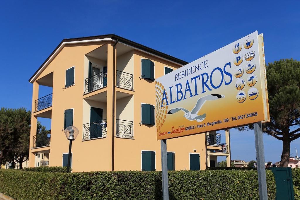 una señal frente a un edificio con un edificio en Albatros, en Caorle