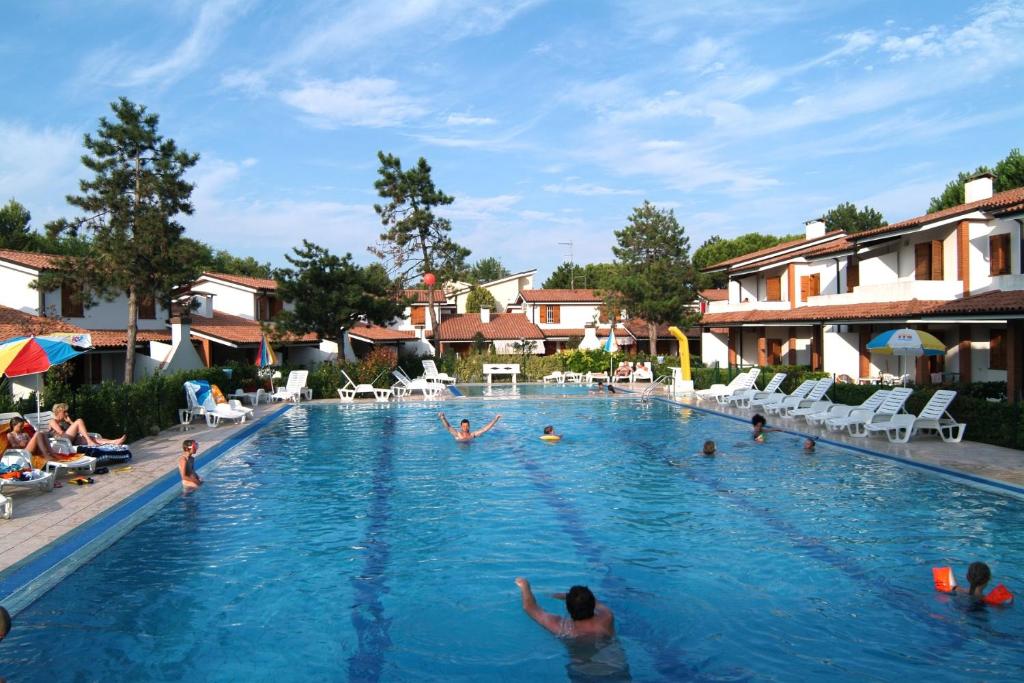 un grupo de personas nadando en una piscina en Sole B, en Bibione