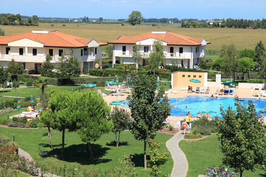 an aerial view of a large swimming pool in a resort at Lecci Lido Altanea in Caorle