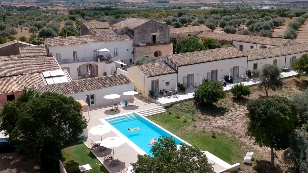 an aerial view of a villa with a swimming pool at Dimora di Dante in Chiaramonte Gulfi