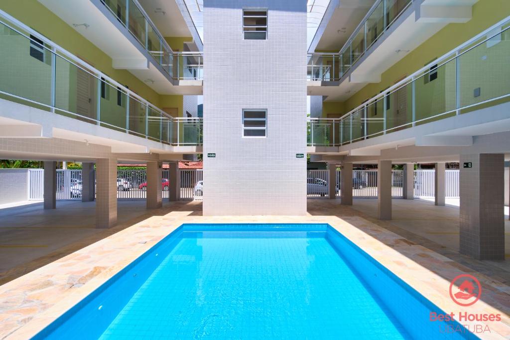 a swimming pool in the middle of a building at Estúdios 3 Praias in Ubatuba