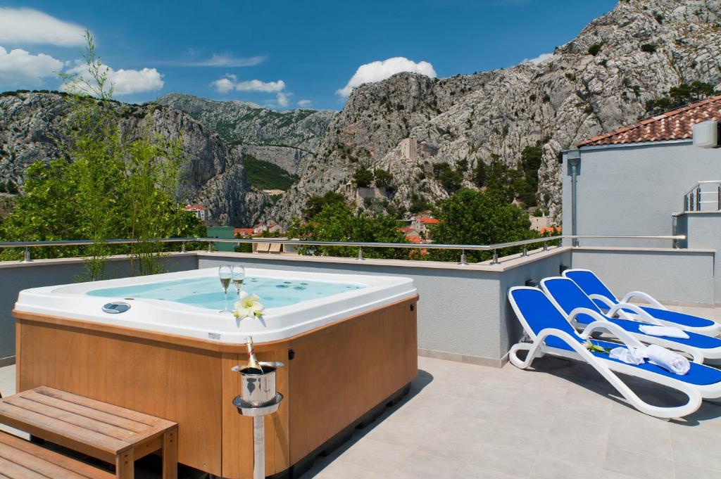 Nespecifikovaný výhled na hory nebo výhled na hory při pohledu z hotelu