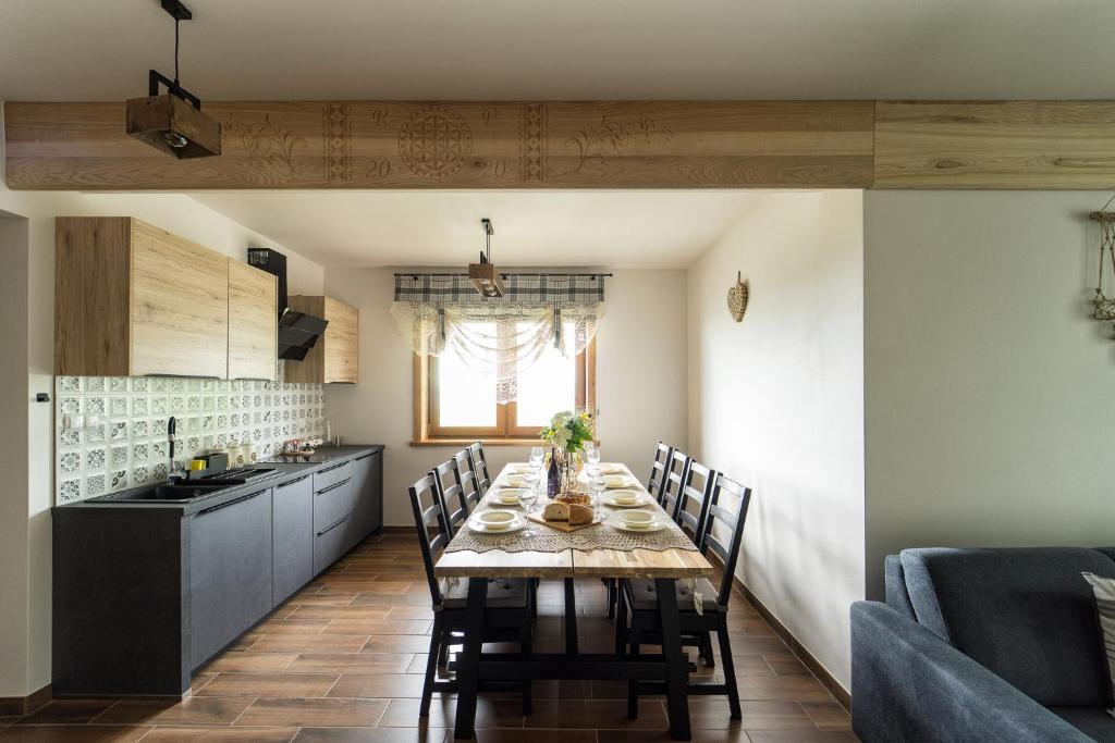 a kitchen and dining room with a table and chairs at Rusińska Osada in Bukowina Tatrzańska