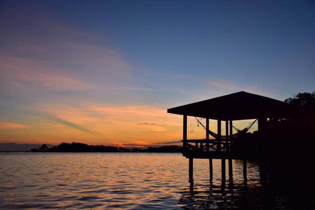 8 bungalows sobre agua más baratos que Bora Bora 10