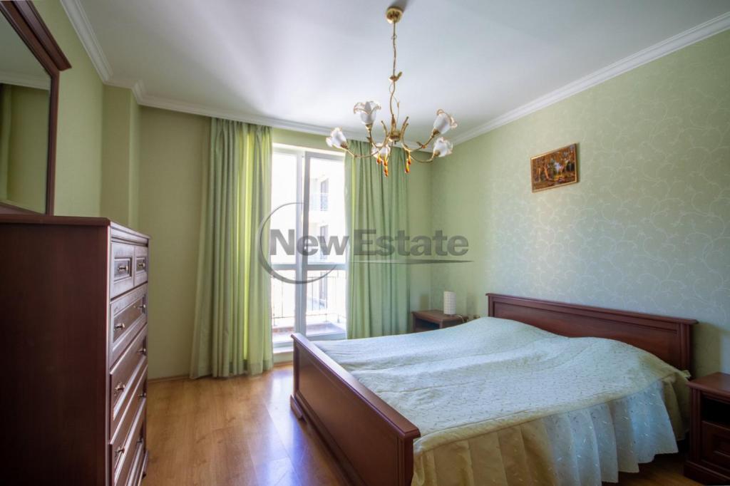 ein Schlafzimmer mit einem Bett, einer Kommode und einem Fenster in der Unterkunft Romance Splendid Apartment in Sweti Konstantin