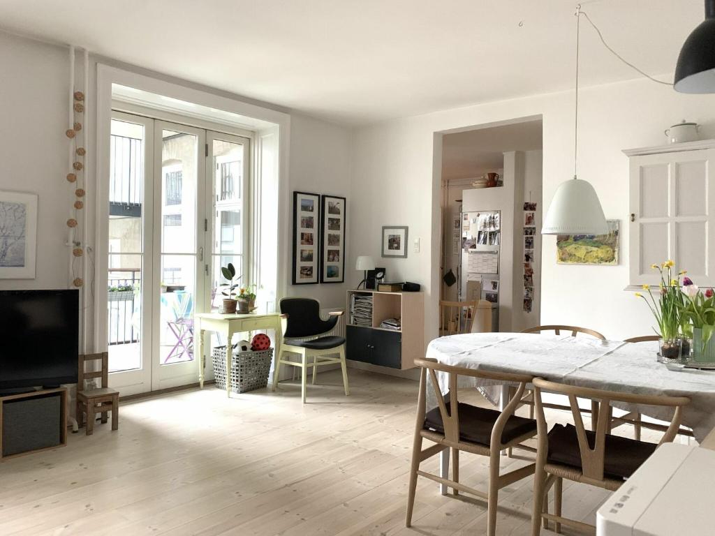a living room with a table and a dining room at ApartmentInCopenhagen Apartment 547 in Copenhagen