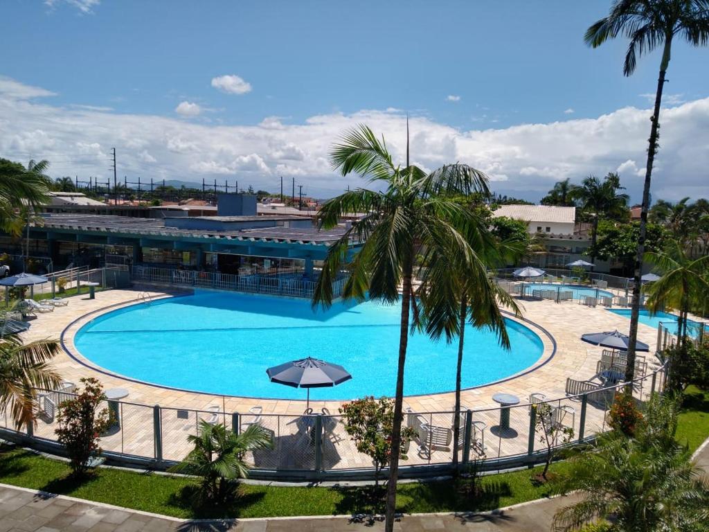 uma grande piscina com guarda-sóis e um resort em Colônia de Férias de Guaratuba em Guaratuba