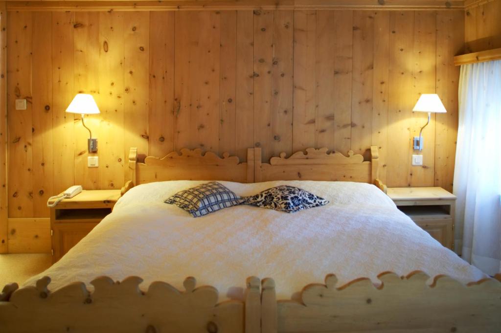 Postel nebo postele na pokoji v ubytování Hotel Engiadina