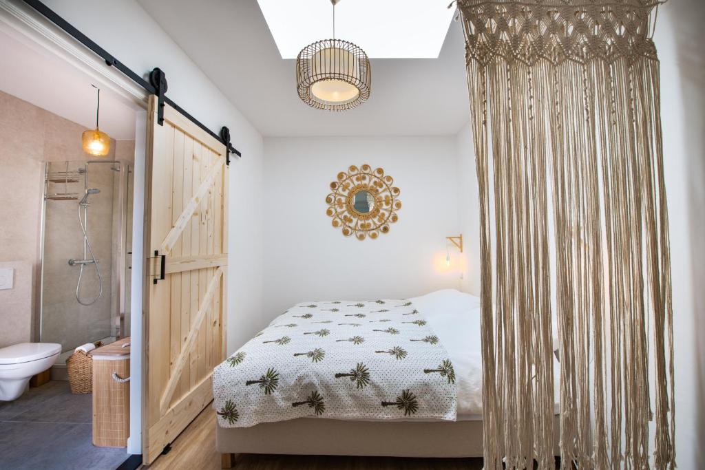 ein Schlafzimmer mit einem Bett und einer Dusche in der Unterkunft Sea Cottage Zandvoort in Zandvoort