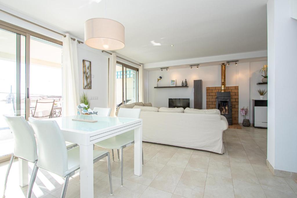 A kitchen or kitchenette at Adosado Bellavista B By homevillas360
